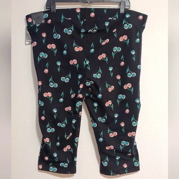 🍒NWT Torrid cherry capri  leggings - Picture 3 of 7